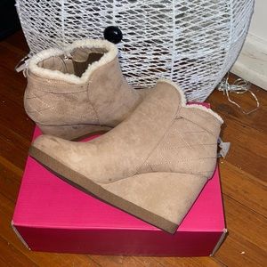 Shoe Dazzle size 9 Taupe